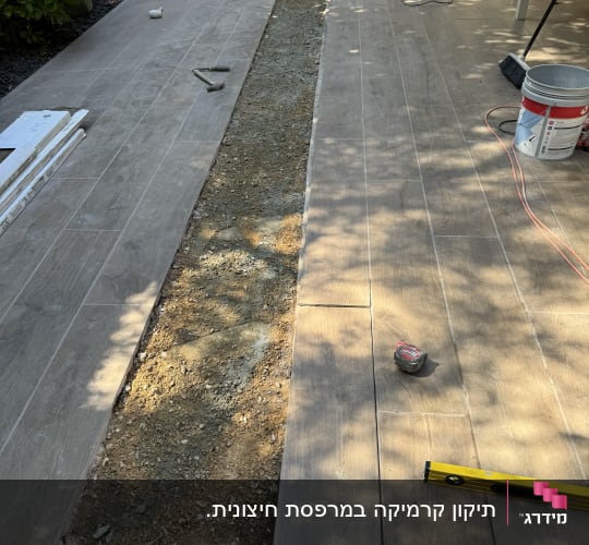 שיפוץ רצפת דק עם כלים וחומרים